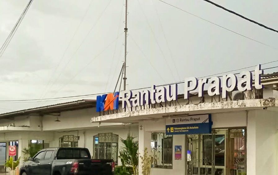 Stasiun Rantauprapat di Kelurahan Padangmatingi, Kecamatan Rantau Utara, Kabupaten Labuhanbatu, Sumut