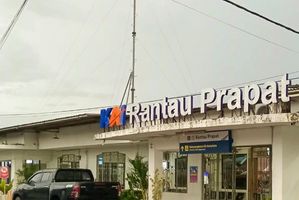 Stasiun Rantauprapat di Kelurahan Padangmatingi, Kecamatan Rantau Utara, Kabupaten Labuhanbatu, Sumut
