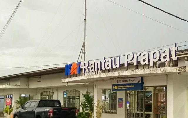 Stasiun Rantauprapat di Kelurahan Padangmatingi, Kecamatan Rantau Utara, Kabupaten Labuhanbatu, Sumut