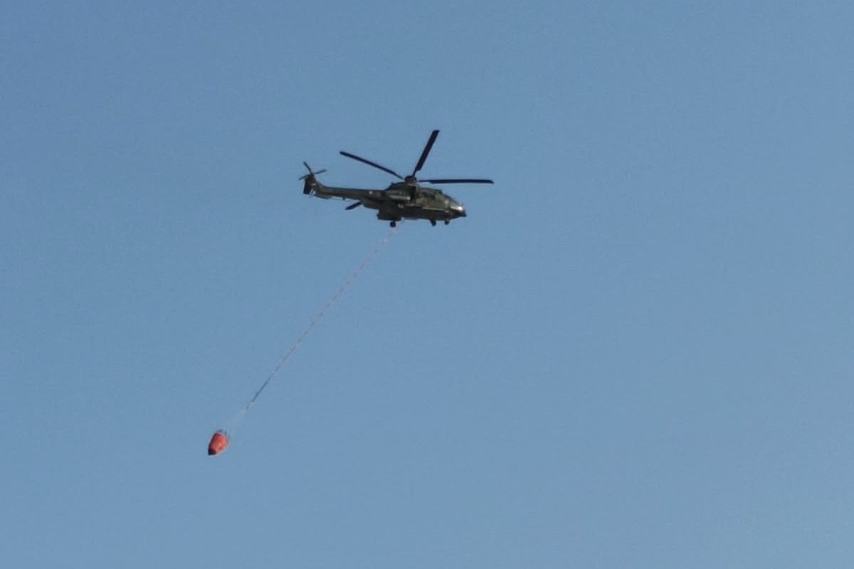 Sebuah helikopter mengangkut air untuk memadamkan kebakaran hutan dan lahan di wilayah Kaltim. 