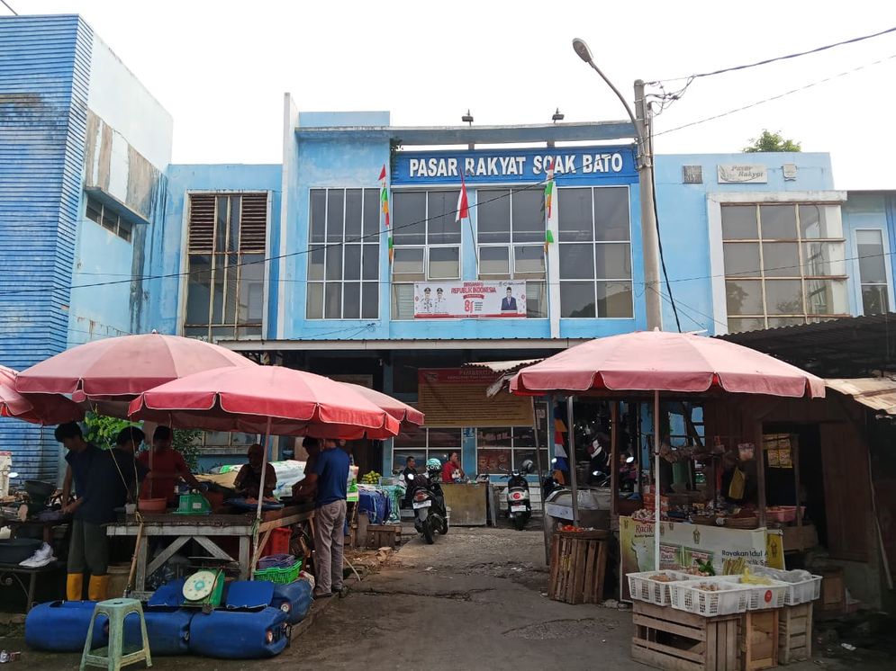 Gedung Pasar Soak Bato yang telah direvitalisasi, tetapi pedagang justru mengeluhkan pasar sepi