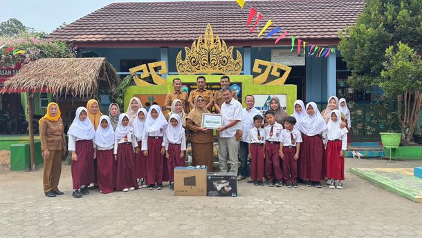 Dukung Digitalisasi Pendidikan, PTPN I Regional 7 Salurkan Komputer