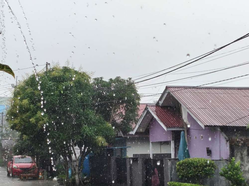Hujan dengan intensitas sedang mengguyur wilayah Balikpapan pada hari Kamis, 15 Oktober 2026.