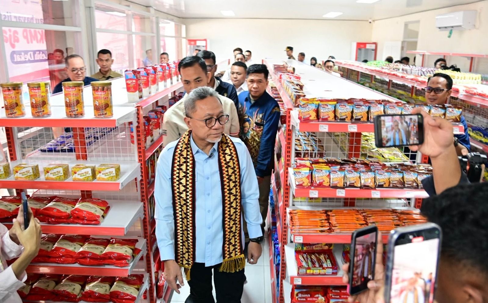 Menteri Koordinator Bidang Pangan Zulkifli Hasan saat meninjau Koperasi Desa/Kelurahan Merah Putih (KDKMP) Bumisari di Kecamatan Natar, Kabupaten Lampung Selatan, Kamis (15/10/2026), dalam rangkaian pemantauan serentak terhadap 10.070 titik KDKMP di seluruh Indonesia.