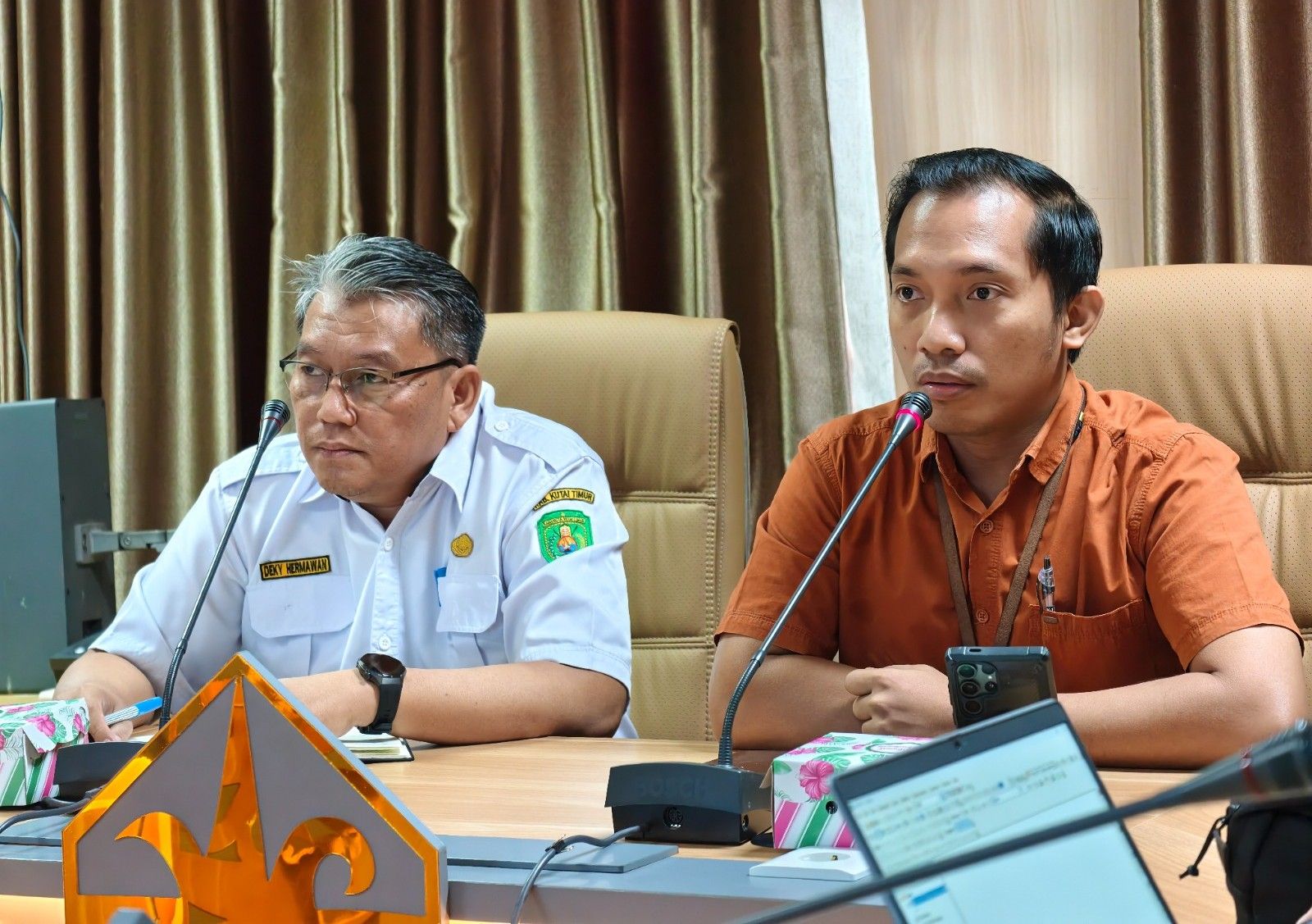 Kepala Bagian Sumber Daya Alam Setkab Kutai Timur, Deky Hermawan (kiri), bersama Manager Pertanahan, Aset, dan Sertifikasi PLN UIP Kalimantan Bagian Timur, Michael Marrung (kanan), dalam rapat koordinasi pembahasan tindak lanjut pemanfaatan aset daerah untuk pembangunan SUTT 150 kV Muara Wahau–Sangatta, Rabu (7/10)
