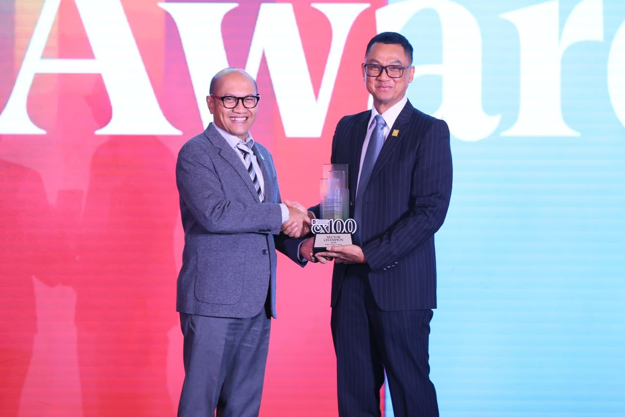 Managing Director Business 2 Danantara Asset Management, Setyanto Hantoro (kiri) saat memberikan penghargaan kepada PLN, yang diwakili Direktur Utama PLN, Darmawan Prasodjo (kanan) sebagai Sector Champion pada kategori Energy & Public Utilities pada ajang Danantara Indonesia CX100 Award 2026 yang diselenggarakan di Jakarta, Selasa (13/10)