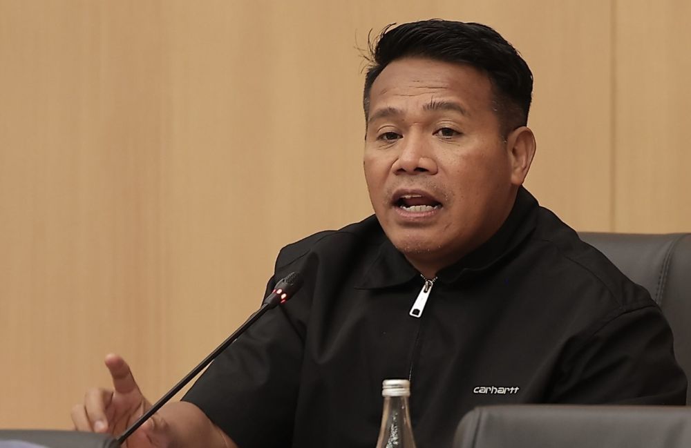 Anggota Komisi XII DPR RI Syafruddin mendesak pemerintah mempertimbangkan bantuan Singapura untuk mempercepat pemadaman karhutla berkepanjangan.