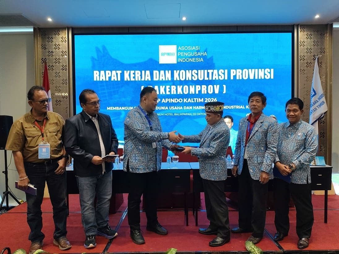 Ketua DPP Apindo Kaltim, Abriantinus dan Sekretaris Tim Seleksi Hakim Adhoc Wawan Sanjaya dalam kegiatan Rakerkonprov beberapa hari lalu.