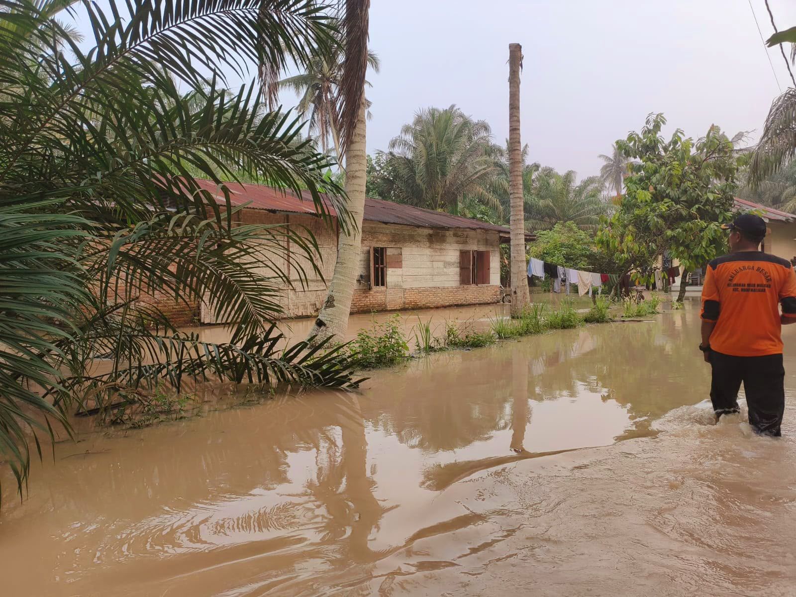 
Kondisi banjir yang melanda Kampung Rendahan, Kecamatan Bosar Maligas, Kabupaten Simalungun, Sumatera Utara