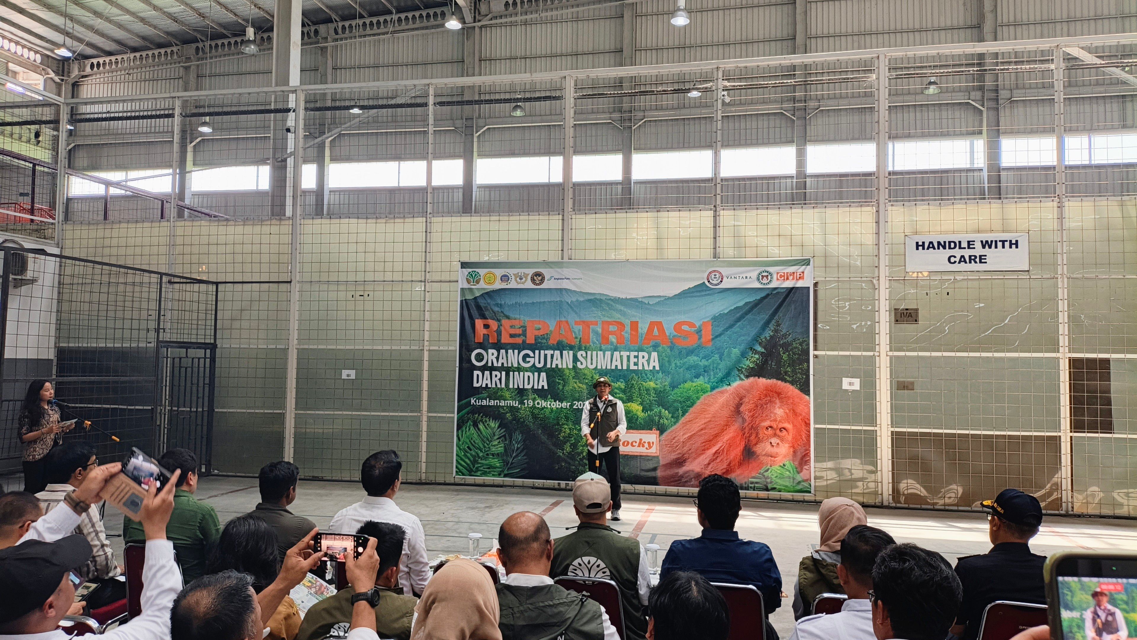 Menteri Kehutanan Raja Juli Antoni saat pemulangan seekor orangutan Sumatra bernama Rocky di Terminal Kargo Bandara Internasional Kualanamu