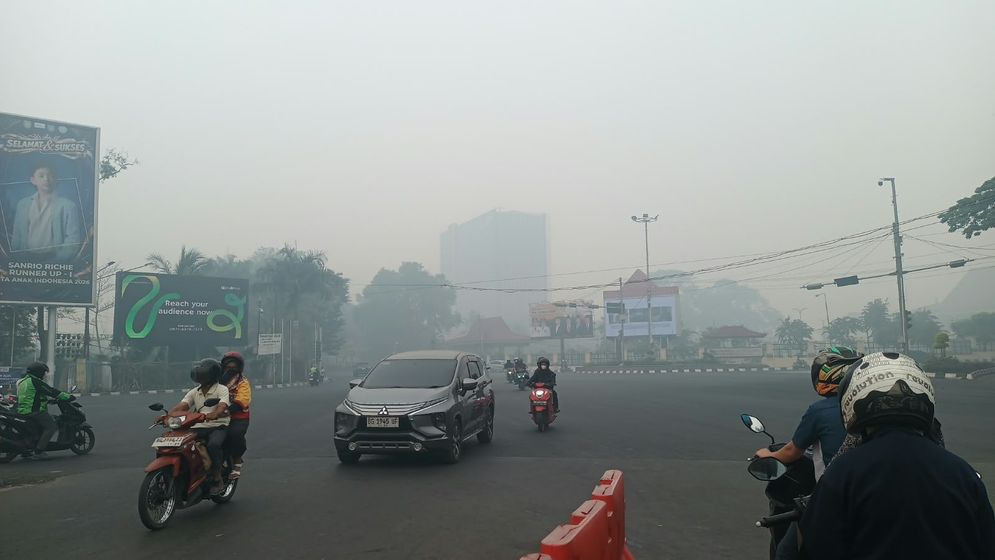 Potret buram udara Kota Palembang pada pukul 09.15 WIB di kawasan Simpang 5 DPRD Sumsel, Selasa (20/10/2026)
