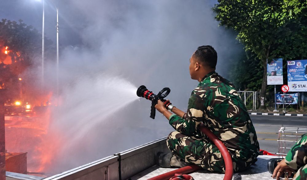 Tekan Polusi Udara, Lanud Dhomber Senprot Water Mist Pagi Hari