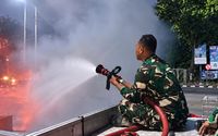 Operasi Pemadaman di Tengah Asap.jpg
