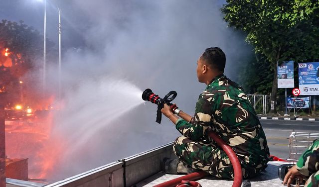 Operasi Pemadaman di Tengah Asap.jpg