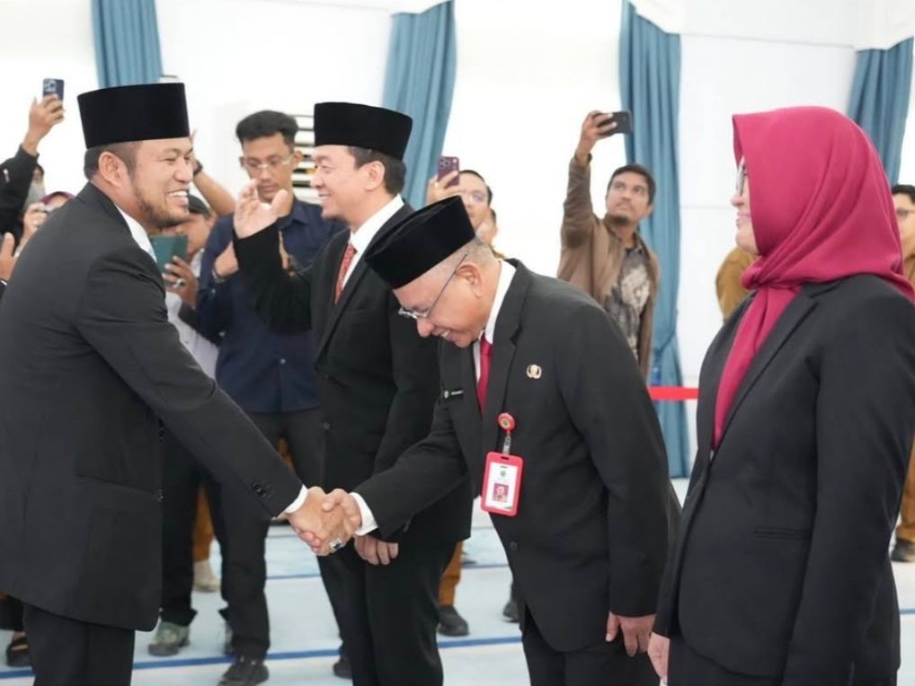 Gubernur Kalimantan Timur Rudy Mas'ud memberikan ucapan selamat kepada pejabat yang dilantik, Selasa (20/10/2026).