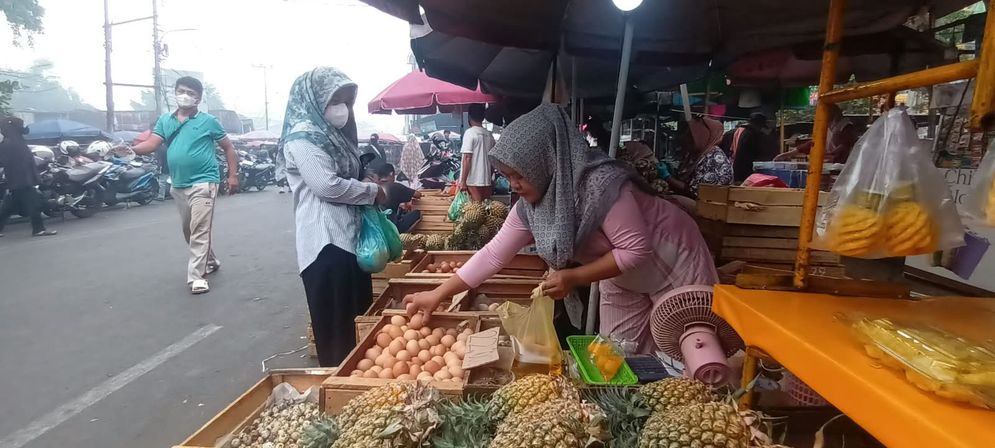 Aktivitas di Pasar 26 Ilir Palembang di tengah kabut asap yang menyelimuti Kota Palembang