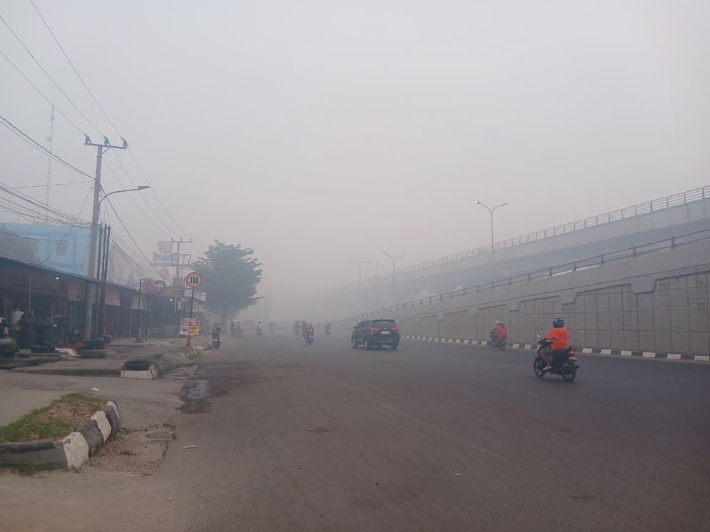 Kabut asap tebal menyelimuti Kota Palembang, Kamis pagi (22/10/2026)
