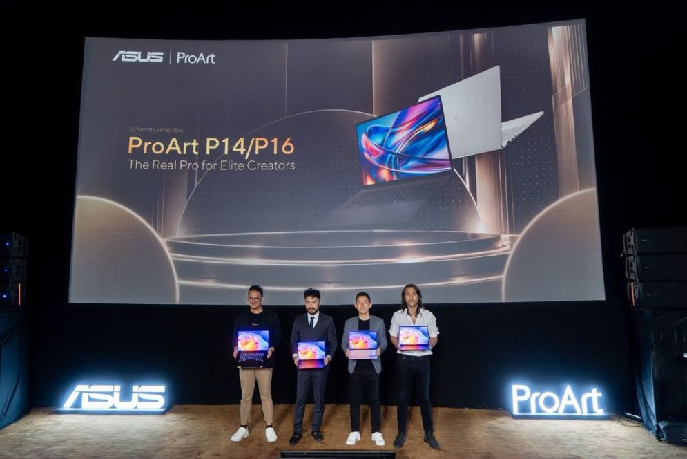 Kika: 1. Adrian Pradipta - Technical Public Relations, ASUS Indonesia 2. Rudy Salim - CEO PRESTIGECORP 3. Lenny Lin - Country Manager, ASUS Indonesia 4. Marcello Tahitoe, Top Indonesian Singer