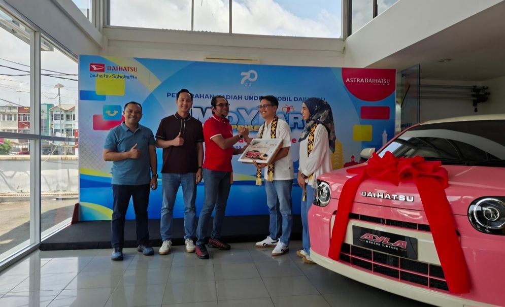 Astra Daihatsu menyerahkan satu unit Daihatsu Ayla Modern Vintage kepada Try Mandala Putra, pemenang program undian berhadiah Mid Year Surprise Deals 2026