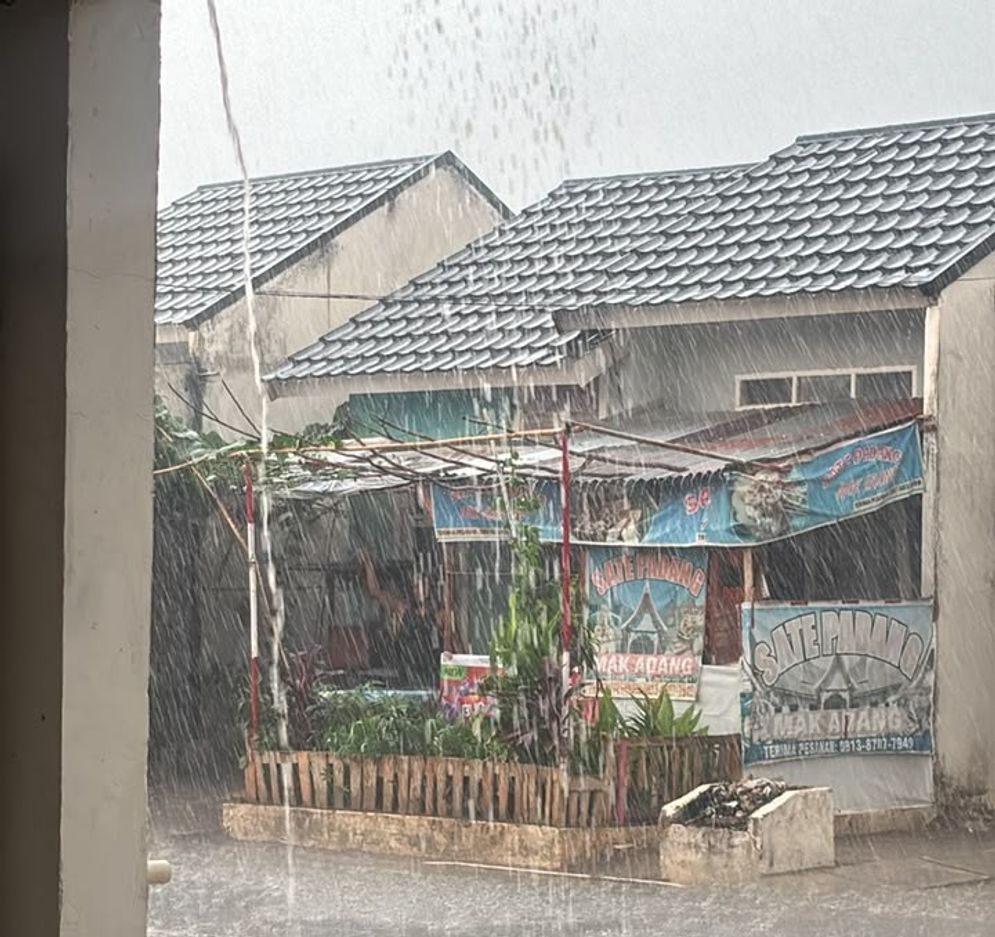 Hujan deras di kawasan Talang Keramat, Kabupaten Banyuasin