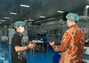 Gabriel  Rey (kiri) saat mengunjungi pabrik PT Multi Medika Internasional Tbk (MMIX). 
