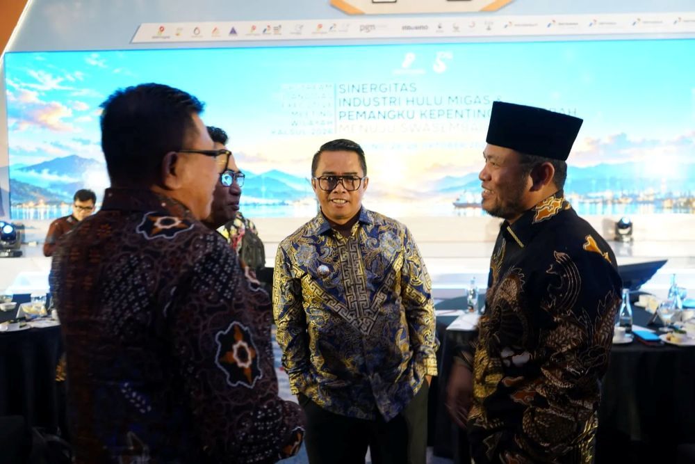 Wabup Kutim Mahyunadi berbincang dengan Gubernur Kaltim Rudy Mas'ud saat menghadiri Executive Meeting Wilayah Kalimantan dan Sulawesi 2026 di Bandung, Jawa Barat, Rabu (28/10/2026). 