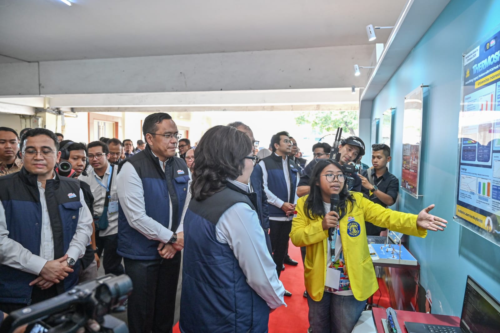 Salah satu mahasiswa peserta kompetisi inovasi bidang energi memaparkan inovasinya kepada Komisaris dan Direksi Pertamina di penutupan Program Pertamina Goes to Campus 2026.