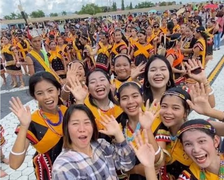 Norlela bersama penari suku Dayak Bulusu, Kabupaten Tana Tidung, Kalimantan Utara.