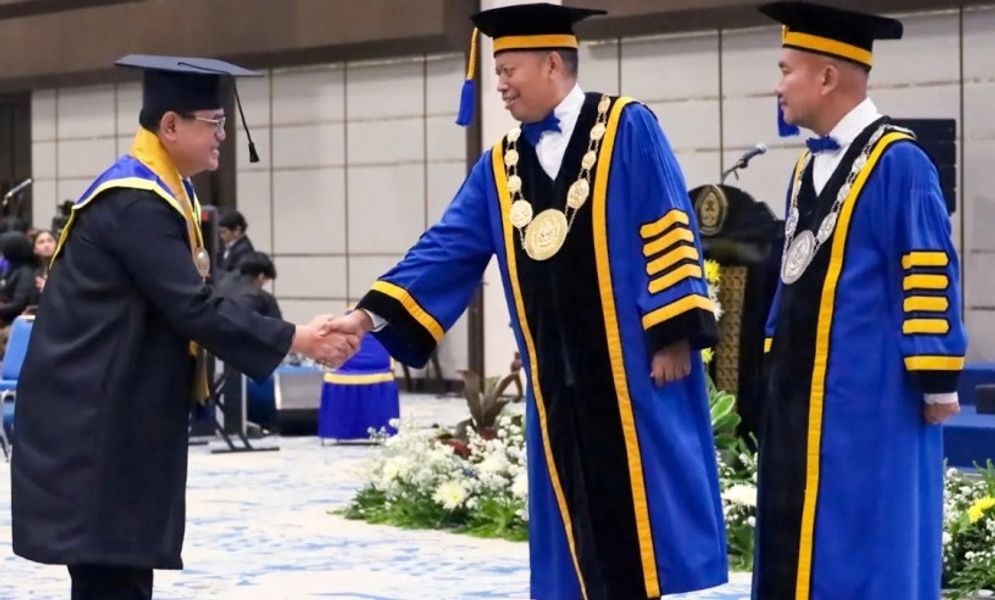 undip wisuda.jpg